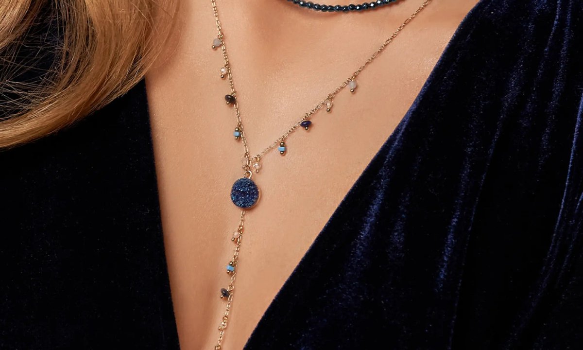 Ten bestsellerowy naszyjnik z granatowymi kamieniami działa jak magnes na szczęście!