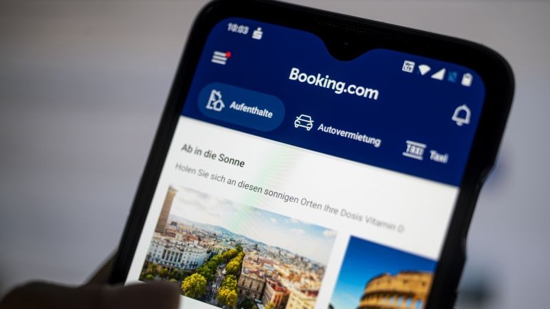 Na archívnej snímke aplikácia rezervačného portálu Booking.com v smartfóne.