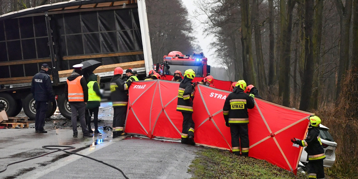 Tragiczny wypadek na DW 631 pod Nieporętem. Nie żyje jedna osoba