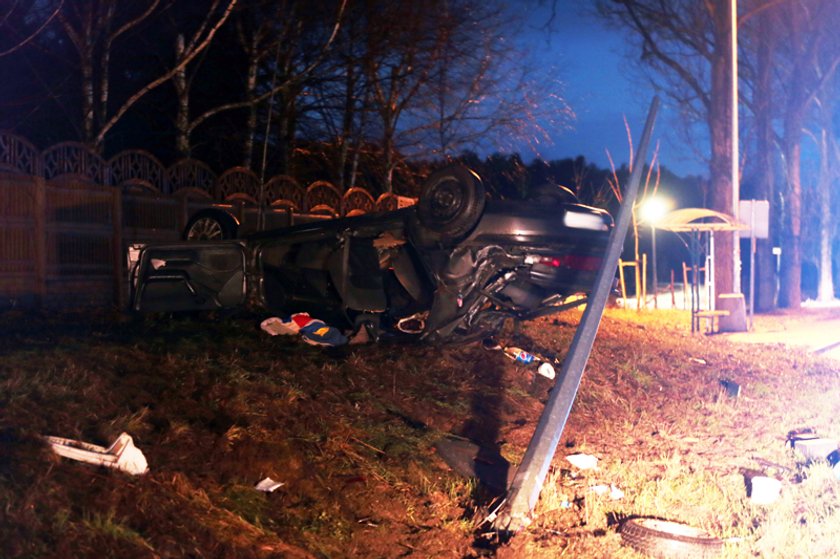 Rozwalił mazdę i uciekł. Ranni koledzy zostali w aucie 