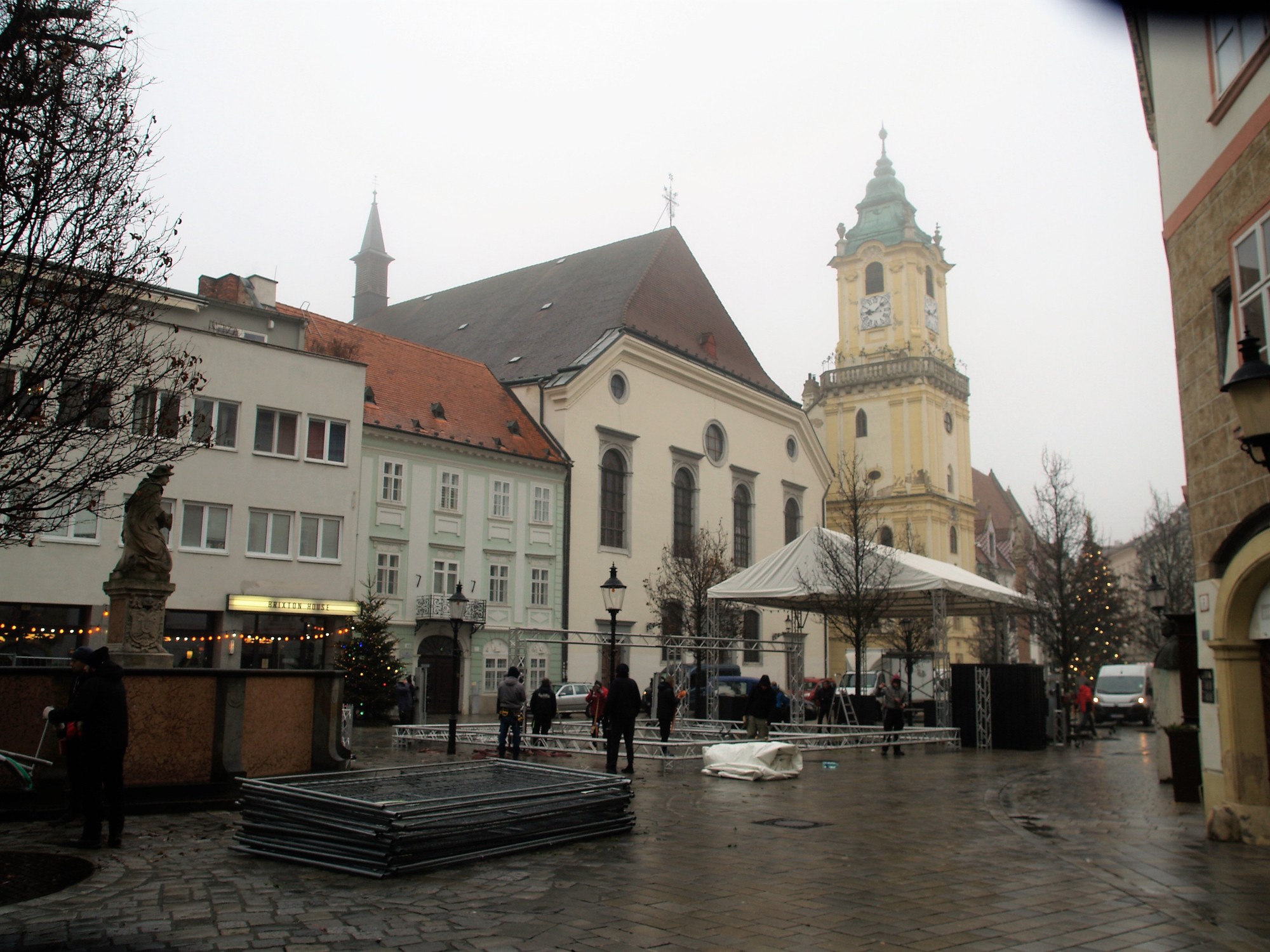 Bratislavské vianočné trhy budú po prestávke počas sviatkov otvorené do Silvestra.