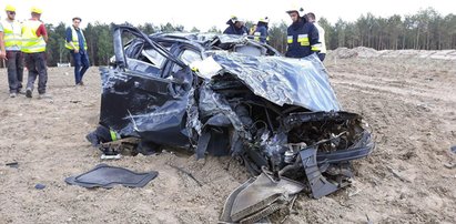 Śmiertelny wypadek. Z auta została miazga. Kierowca jechał 200 km/h