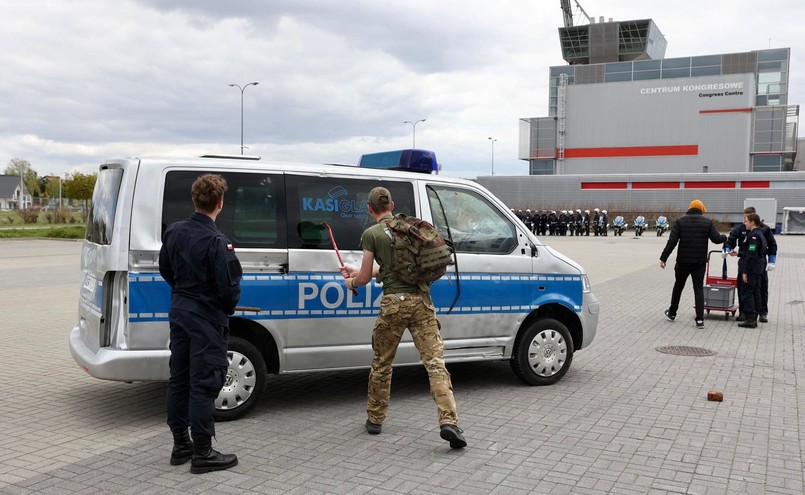 Policja wymieni szyby na pancerne, radiowozy wytrzymają ostrzał