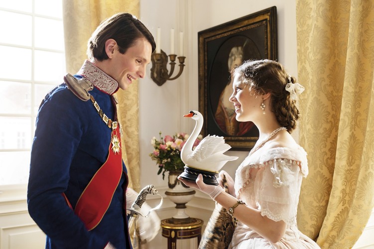 Do połowy XIX wieku wracają także w <b>„Ludwiku II” (na zdjęciu) Peter Sehr i Marie Noelle </b>, opowieści o nieszczęsnym bawarskim królu zwanym Ludwikiem Szalonym (to z jego polecenia w Alpach wybudowano baśniowy zamek Neuschwanstein. W głównej roli wschodząca gwiazda niemieckiego kina Sabin Tambrea. Historię nieco nam bliższą przypomina <b>Lukas Moodysson</b>, enfant terrible skandynawskiego kina. W komediodramacie <b>„Jesteśmy najlepsi!”</b> opowiada o trzech nastolatkach, które na początku lat 80. postanowiły założyć w Sztokholmie kapelę punkrockową. Scenariusz oparty jest na komiksie Coco Moodysson, żony reżysera.