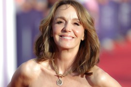 Zaboravite na crvenu boju: Ova nijansa LAKA ZA NOKTE savršena je za žene preko 50 godina, moderna je i PODMLAĐUJE