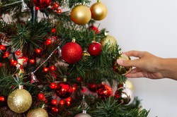 Kiedy rozebrać choinkę? Do kiedy można ją trzymać w domu?