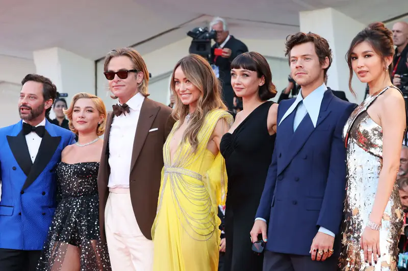 Nick Kroll, Florence Pugh, Chris Pine, Olivia Wilde, Sydney Chandler, Harry Styles i Gemma Chan na weneckiej premierze &quot;Nie martw się, kochanie&quot;