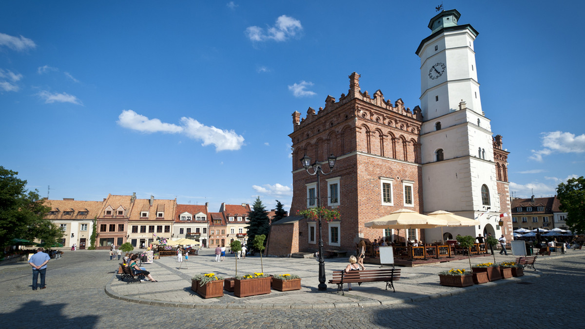 Od dziś podróżni będą mogli korzystać ze specjalnego pociągu z Kielc do Sandomierza; do 5 maja będzie on kursował codziennie, a potem także w wakacyjne weekendy - poinformował Urząd Marszałkowski Województwa Świętokrzyskiego. Rok temu z połączenia do "Królewskiego Miasta" skorzystało około 16 tys. osób.