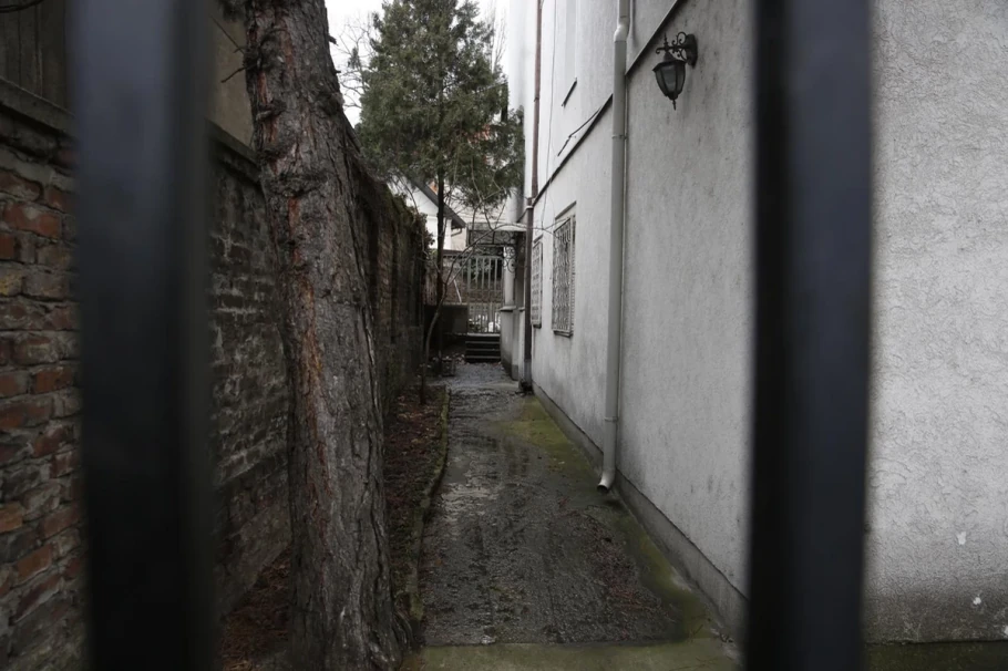 REŠETKE I SPUŠTENE ROLETNE! Naša pevačica do podrumskog stana dolazi kroz garažu, komšije zabrinute kada god je sretnu: "Vidno je smršala, nije bilo prijatno"