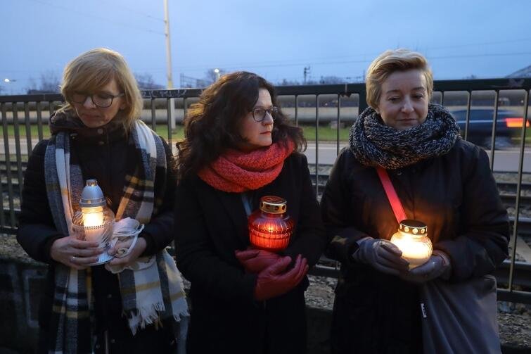 Anna Golędzinowska (od lewej), prezydent Dulkiewicz i  Alicja Żuchowska, która też została poszkodowana w tamtym pożarze