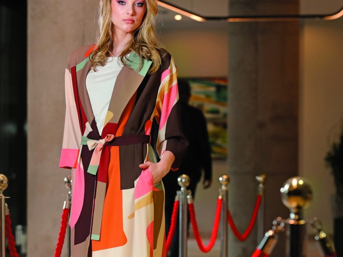 Kardigan, pantalone i tašna „P…. S…. Fashion“, bluza „Tiffany“, salonke „Metro“