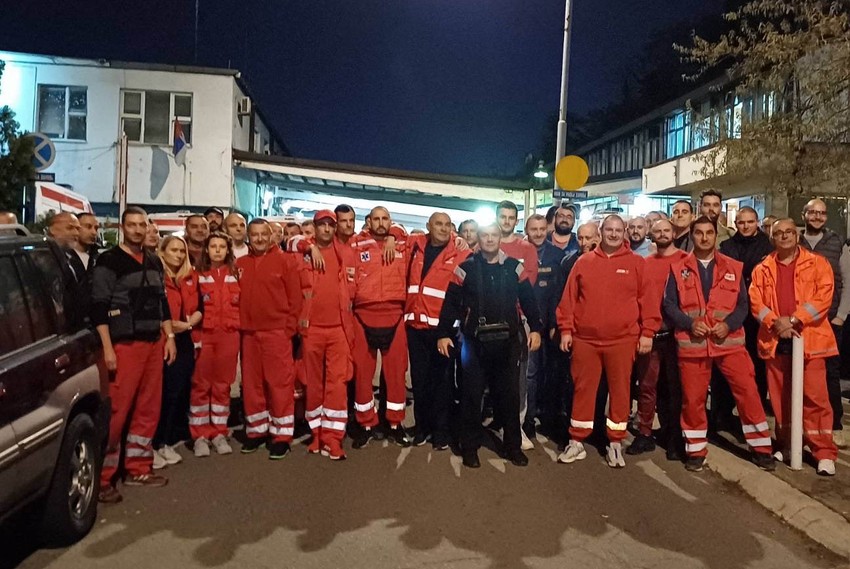 Radnici HItne pomoći se okupili kako bi pružili podršku poveđenim kolegama