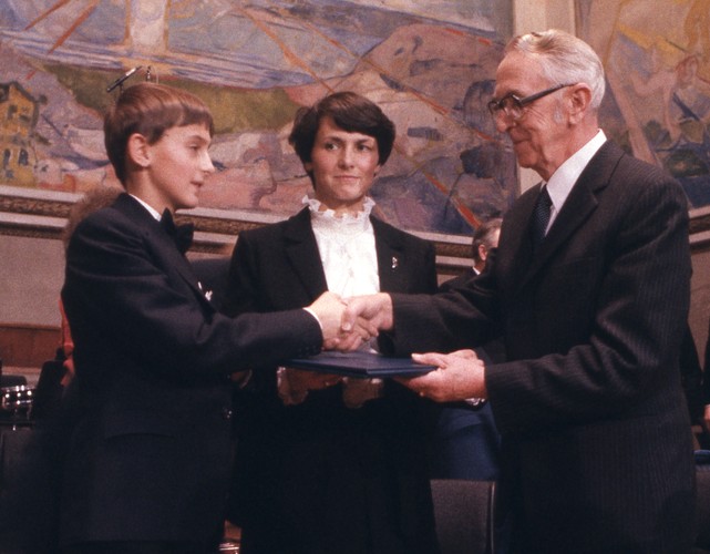 Danuta Wałęsa z synem odbiera w imieniu męża Pokojową Nagrodę Nobla