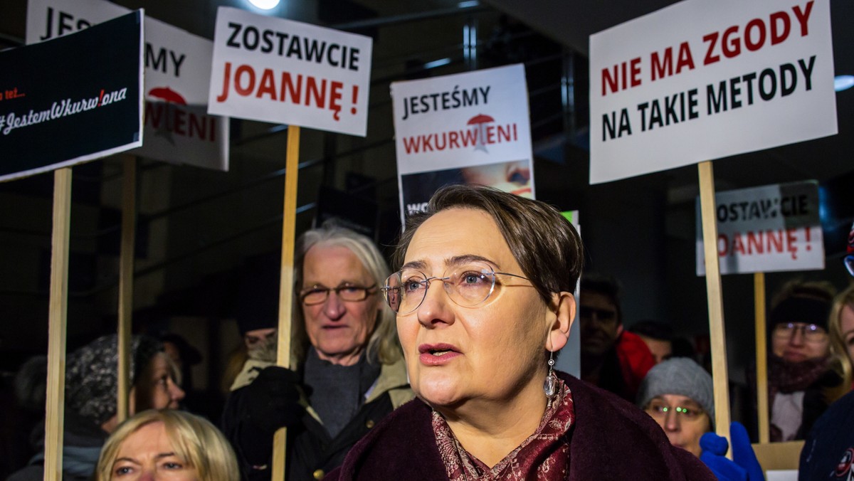 Żona prezydenta Poznania Joanna Jaśkowiak została dziś przesłuchana na komisariacie; policja otrzymała anonimowe zgłoszenie od osoby, która "poczuła się urażona" słowami Jaśkowiak w trakcie demonstracji w Dniu Kobiet: "jestem wk..wiona".