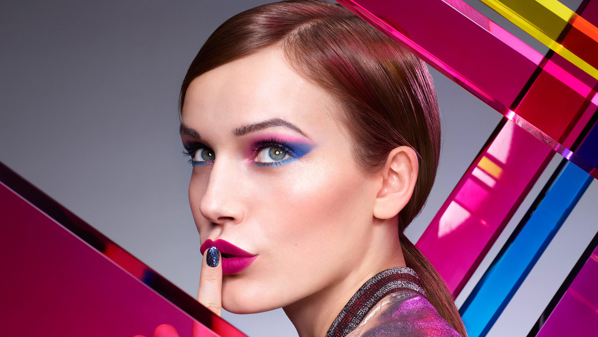 Bourjois  prezentuje nową gamę kosmetyków ELECTRIC NIGHT COLLECTION. Dzięki produktom z tej serii twój makijaż wejdzie w prawdziwie energetyzujący wymiar. Przyciągaj spojrzenia intensywnymi, unikatowymi odcieniami do ust, oczu i paznokci. Kolekcja została zaprojektowana specjalnie dla Bourjois przez markę Eli Grita. Przywitaj wakacje w oryginalnym, niepowtarzalnym stylu.