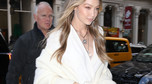 Gigi Hadid w bieli na różowym dywanie