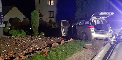 Auto uderzyło w ogrodzenie. Zginął nastolatek