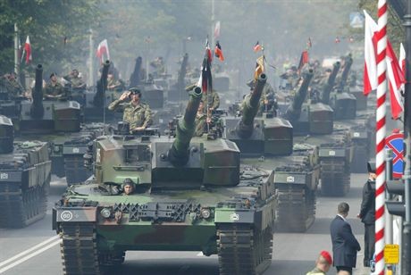 15 08 2007WARSZAWASWIETO WOJSKA POLSKIEGOWOJSKOPARADA W AL UJAZDOWSKICHFOT DAMIAN BURZYKOWSKI / FAKT