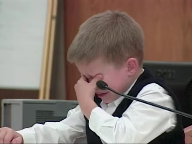 Dečak (7) zaplakao kao kiša pred sudijom, pa izustio rečenicu koja je oterala njegovu majku na robiju