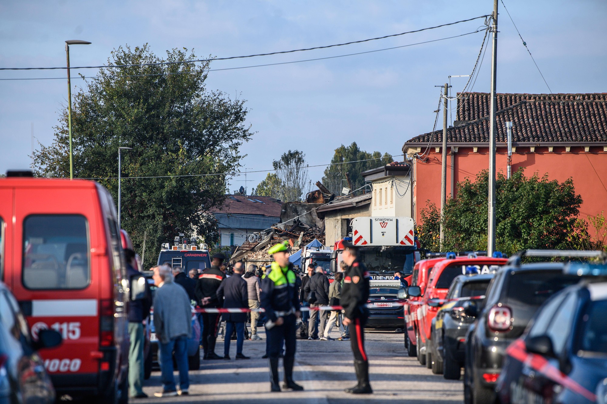 Pri pokuse vysťahovať rodinu z domu v talianskej provincii Verona zahynuli traja policajti.