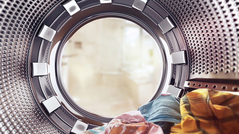 Dlaczego ubrania wyjęte z pralki śmierdzą?