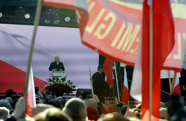 Jarosław Kaczyński przemawiał przez Pałacem Prezydenckim