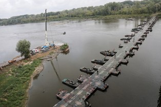 Most pontonowy przez Wisłę gotowy. Budowało go 172 żołnierzy [ZDJĘCIA]