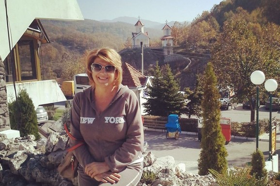 KUHINJA NAŠE PEVAČICE SREĐENA KAO IZ ŠPANSKIH SERIJA Prvi put pokazala kako izgleda: Zavirite u dom estradnog para na Petlovom brdu