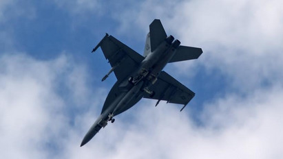 Döbbenet: egymásnak ütközött két harci repülőgép – videó