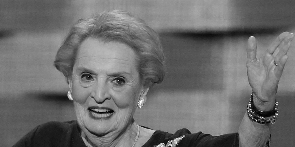 Madeleine Albright nie żyje. Była sekretarz stanu i pierwsza kobieta na tym stanowisku. 