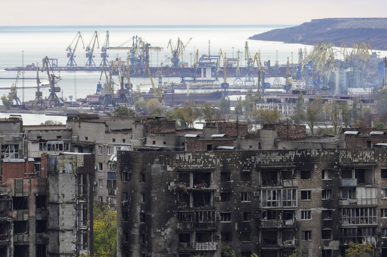 Widok na Mariupol i pobliski port. Zdjęcie z października 2022 r.
