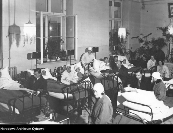 Powszechny Spis Ludności w 1931 r. (na zdjęciu: chorzy ze szpitala Dzieciątka Jezus z pomocą komisarzy spisowych podczas wypełniania arkuszy spisowych)