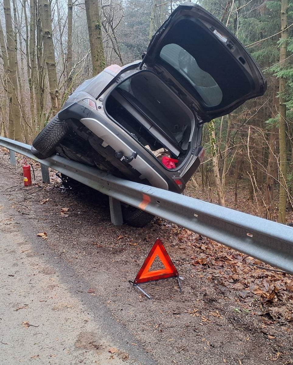 Pri Lazoch pod Makytou v okrese Púchov došlo k dopravnej nehode. 