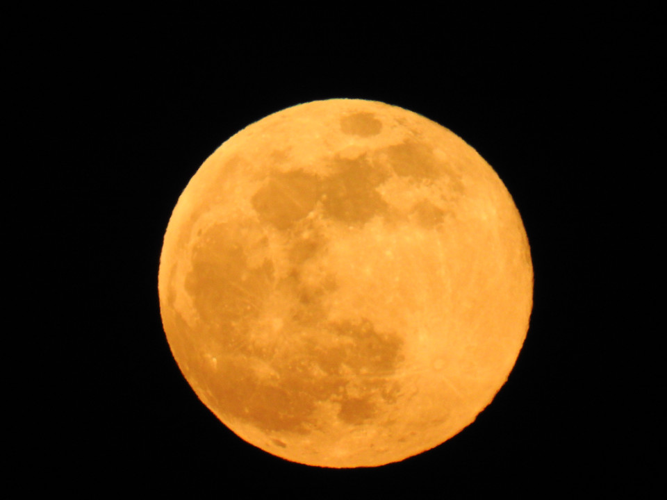 Zdjęcie "Superksiężyca" oglądanego w Lesznej Górnej od naszego czytelnika