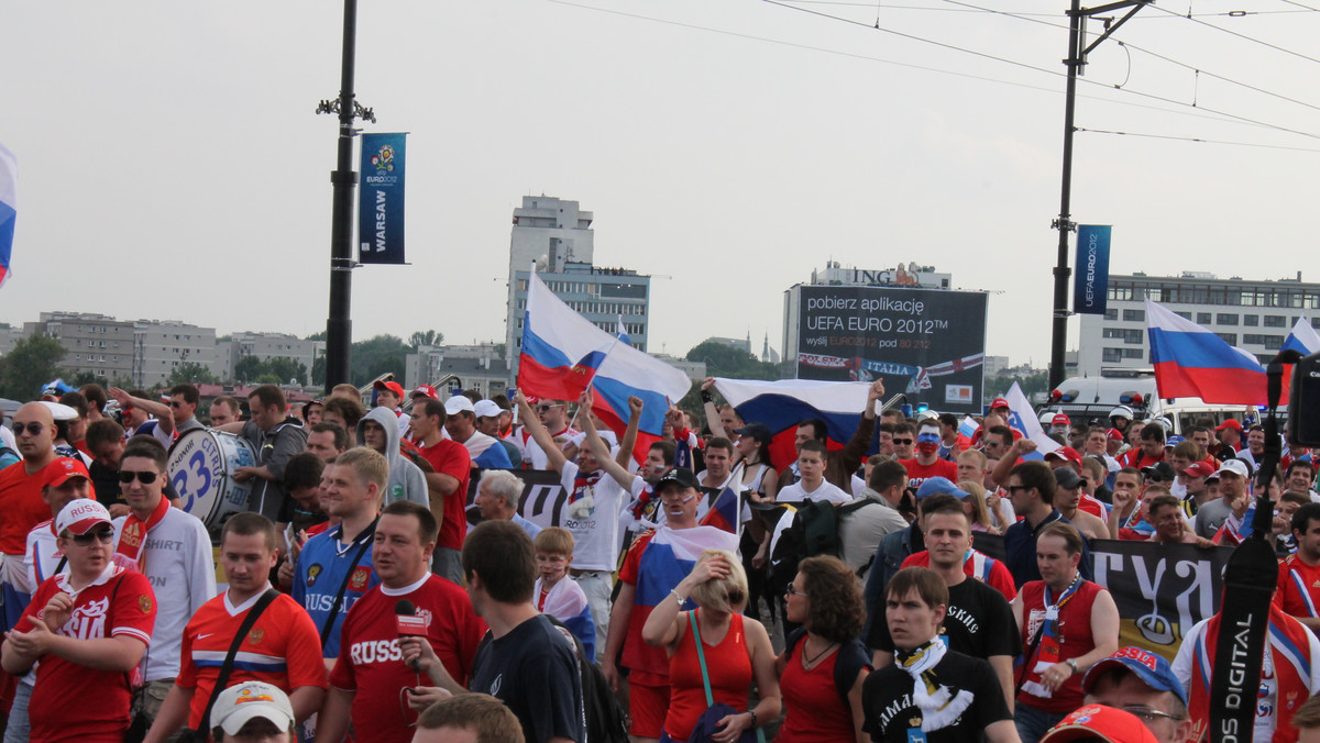 Prawdopodobnie nie będzie kolejnego zorganizowanego przemarszu rosyjskich kibiców na Stadion Narodowy, na którym w sobotę nasi wschodni sąsiedzi grają z Grecją. Do stołecznego Ratusza do tej pory nie wpłynął żaden wniosek w tej sprawie. Mimo to policja szykuje wzmocnione siły na ten dzień.