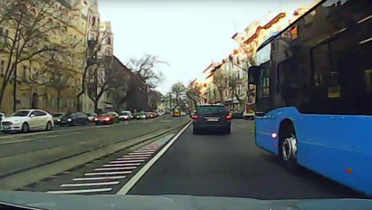 Videó: Így szorította le az autóst a 107-es busz sofőrje Budapesten