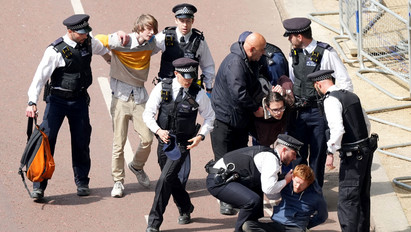 Kitört a balhé II. Erzsébet királynő ünneplésén: rendőrök teperték le a rendbontókat – fotók