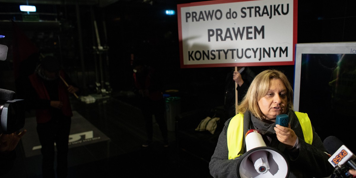 Strajk w PLL LOT trwa od 18 października. Związkowcy domagają się przywrócenia do pracy zwolnionej dyscyplinarnie Moniki Żelazik, liderki akcji strajkowej, która miała rozpocząć się w maju. Za udział w październikowym strajku zarząd wręczył wypowiedzenia 67 innym związkowcom