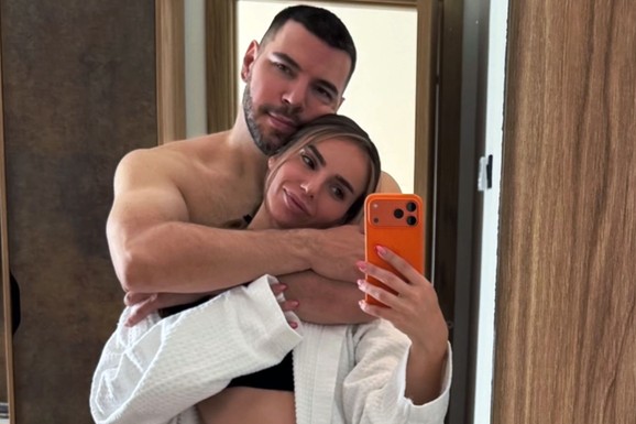ON GO DO POJASA PUCA OD MUŠIĆA, ONA IZVAJANA U BIKINIJU Pevač javno rekao da bi prevario ženu, a nakon skandala pokazali kako uživaju (Foto)