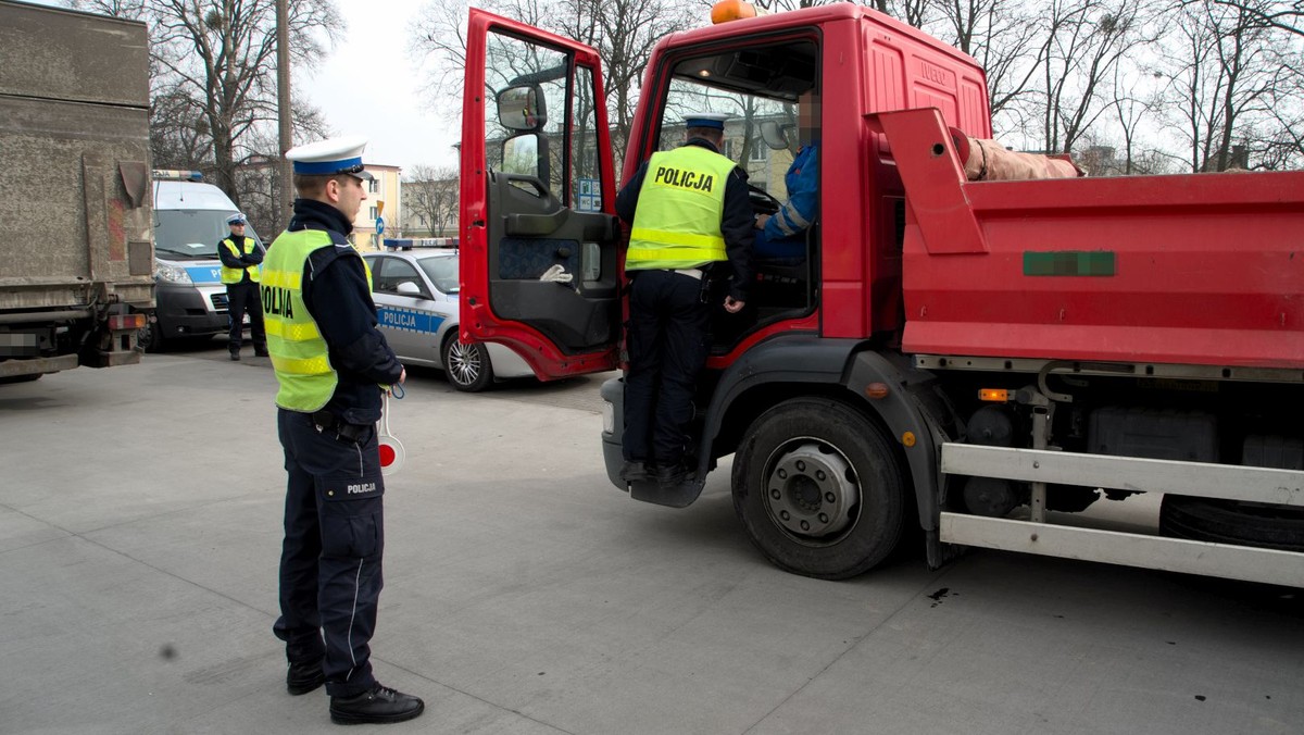 Nie tylko urzędnicy, strażnicy miejscy, samorządowcy i społecznicy angażują się w walkę ze smogiem. W Kujawsko-Pomorskiem zrobili to również policjanci, którzy postanowili sprawdzić jednego dnia układy spalinowe prawie 2,5 tys. samochodów.