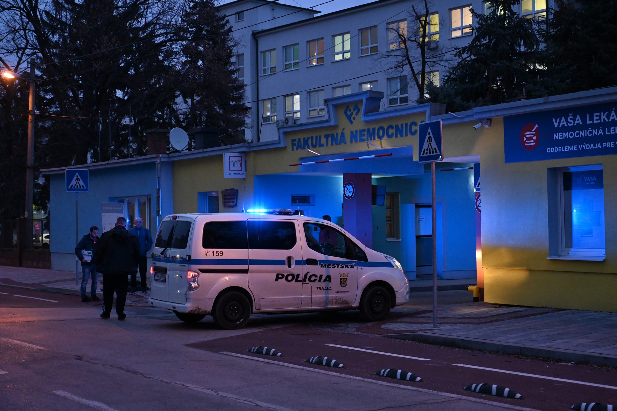 Mužský hlas nahlásil na linku 112 po 15.00 h uloženie bomby v nemocnici v Trnave a Galante, na poliklinikách v Seredi a Trnave a na trnavskej železničnej stanici.