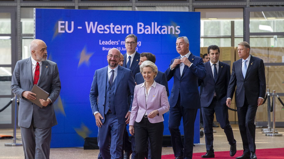 Premier Albanii Edi Rama, Charles Michel oraz przewodnicząca Komisji Europejskiej Ursula Von der Leyen przybywają na spotkanie UE-Bałkany Zachodnie przed szczytem Rady Europejskiej w Brukseli, w czwartek 23 czerwca 2022 r.