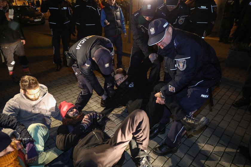 "Sprawdzili ręcznie, czy nie ukrywamy żyletek w pochwie i odbycie". Tak policja przeszukała przeciwników Szyszki