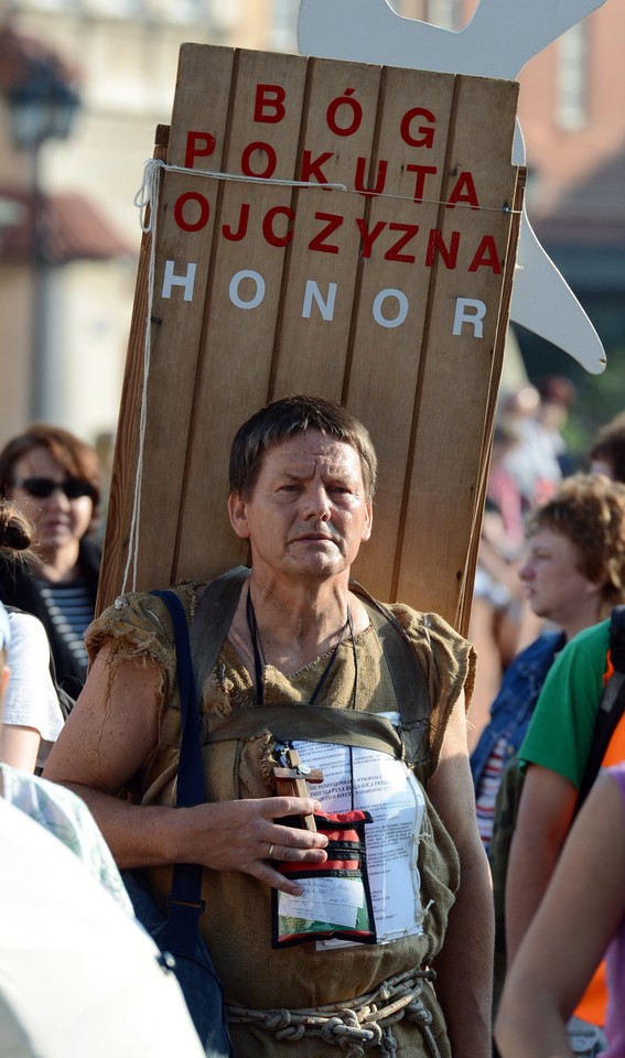 Pielgrzymi z Warszawy w drodze na Jasną Górę