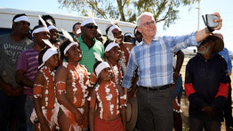 Törzsi szelfit készített az ausztrál kormányfő