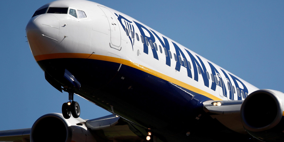 FILE PHOTO: A Ryanair Boeing 737 aircraft approaches Paris-Beauvais airport in Tille