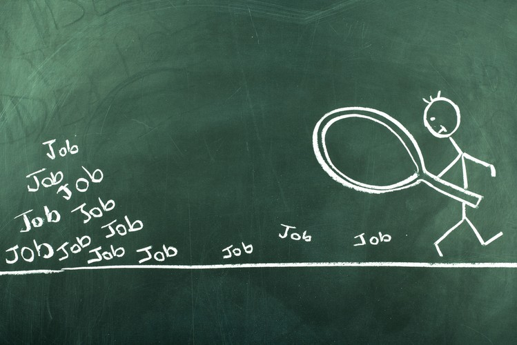 Jeśli szukasz pierwszej pracy, nie rób tego w ciemno. Pójdź po pomoc do uczelnianego biura karier. Przestawienie się ze studiowania na pracowanie wcale nie jest łatwe. Człowiek zderza się z rzeczywistością, w której to, czego się przez kilka lat uczył, okazuje się w większości mniej przydatne niż oczekiwał – zauważa Żukowska z MonsterPolska.pl. Pracodawcę nie bardzo obchodzi to, jakimi byliśmy studentami. Ważne jest to, jakimi będziemy pracownikami. Dlatego w CV trzeba wypunktować te rzeczy, które czynią z nas potencjalnie świetny nabytek.