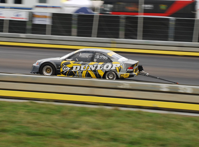 400 metrów w 9,99 s! Prędkość na mecie - niemal 240 km/h