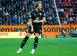 Bayern wygrał derby. Obrońca FC Koeln "znokautował" piłką sędziego