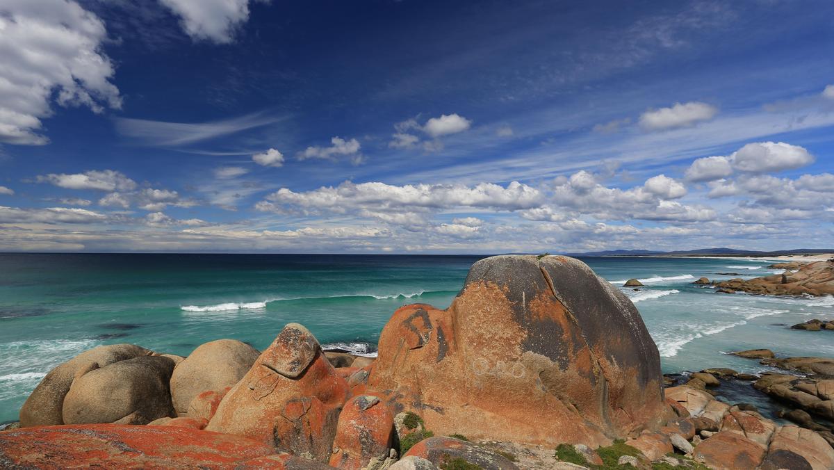 Dzika i pusta Bay of Fires to turkusowe wody Morza Tasmana oblewające plaże usiane czerwonymi głazami.